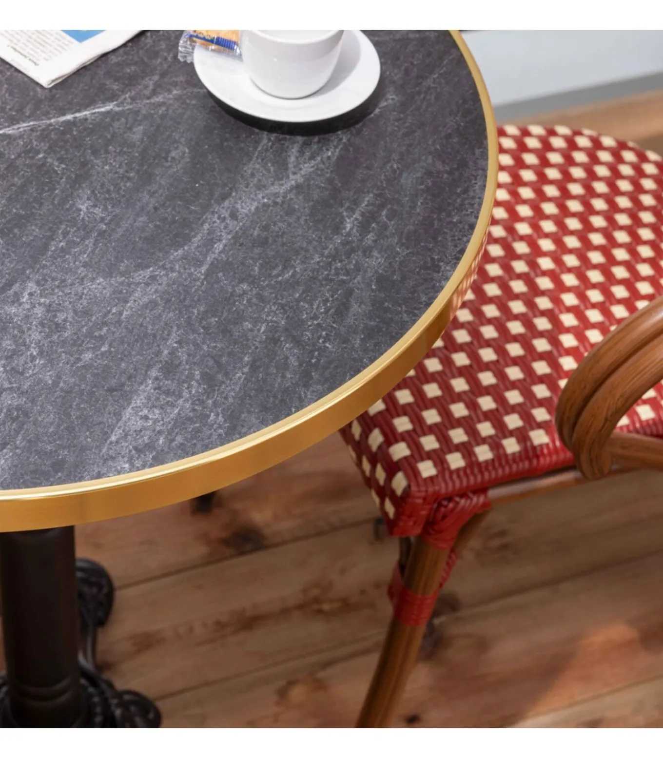 60 cm verstelbare zwartmarmeren terrastafel en 2 rode stoelen