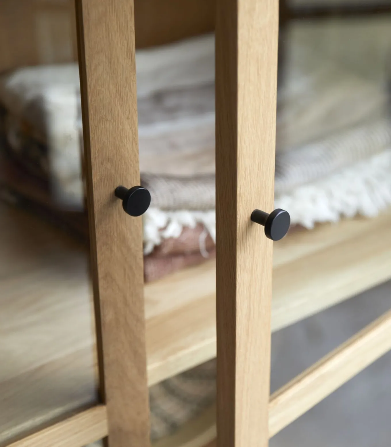 Babeth - Hoge vitrinekast van massief eikenhout