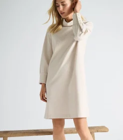 Beige kleed met opstaande kraag