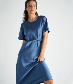 Blauw kleed in satijn