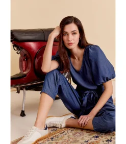 Blauwe jumpsuit met strik aan de taille en korte pofmouwen