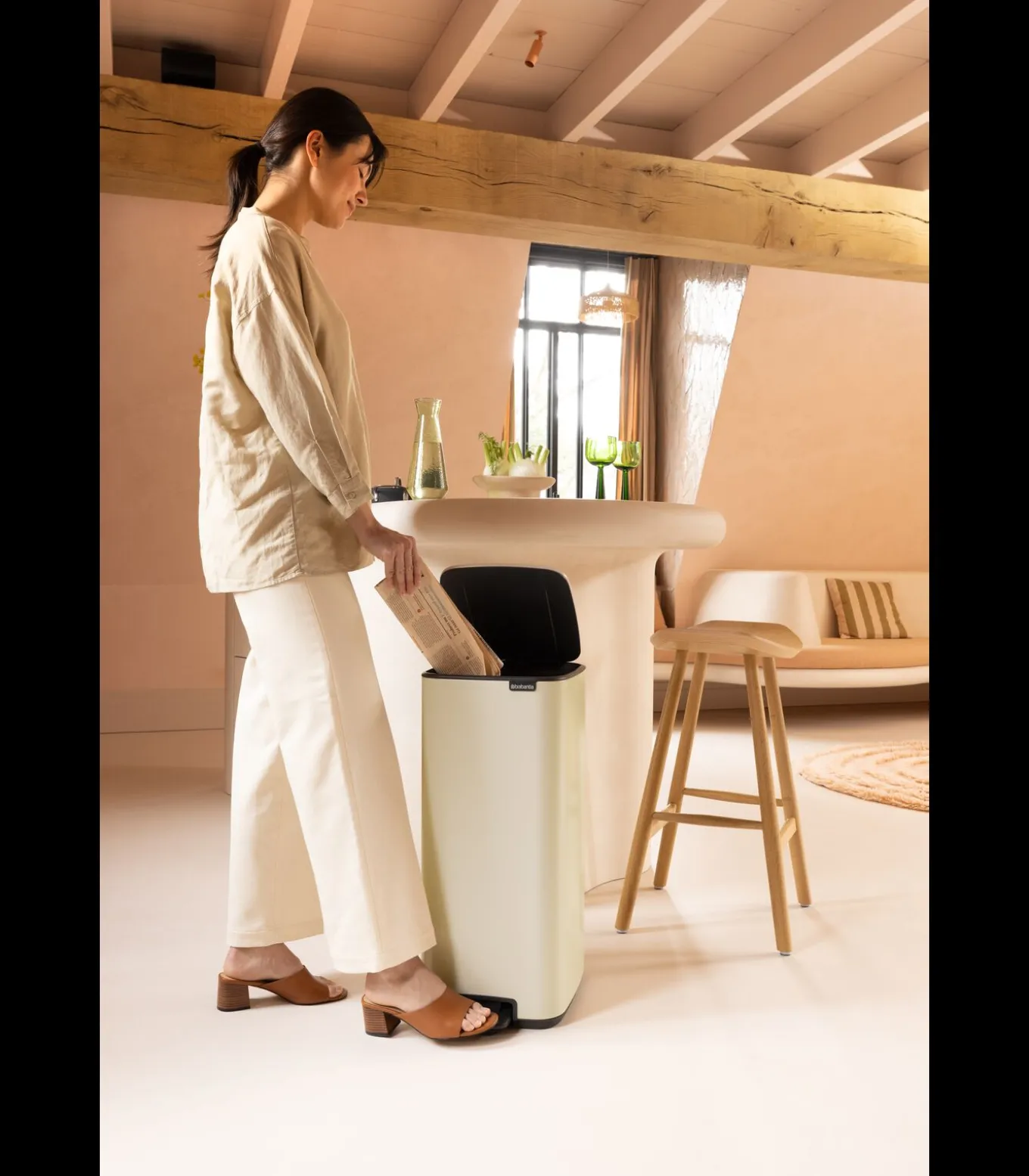 Brabantia Bo Pedaalemmer, 30 liter, stil sluitend, kunststof binnenemmer - Soft Beige