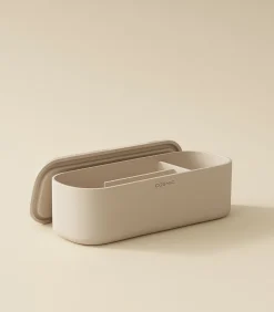 COSMIC ALIFE Plankpakket. Bevat een handdoekring en een organizer. Gemaakt van ABS met een minimalistisch en functioneel design. Set organizer-accessoires voor de Alife plank. Kleur: zandgrijs.