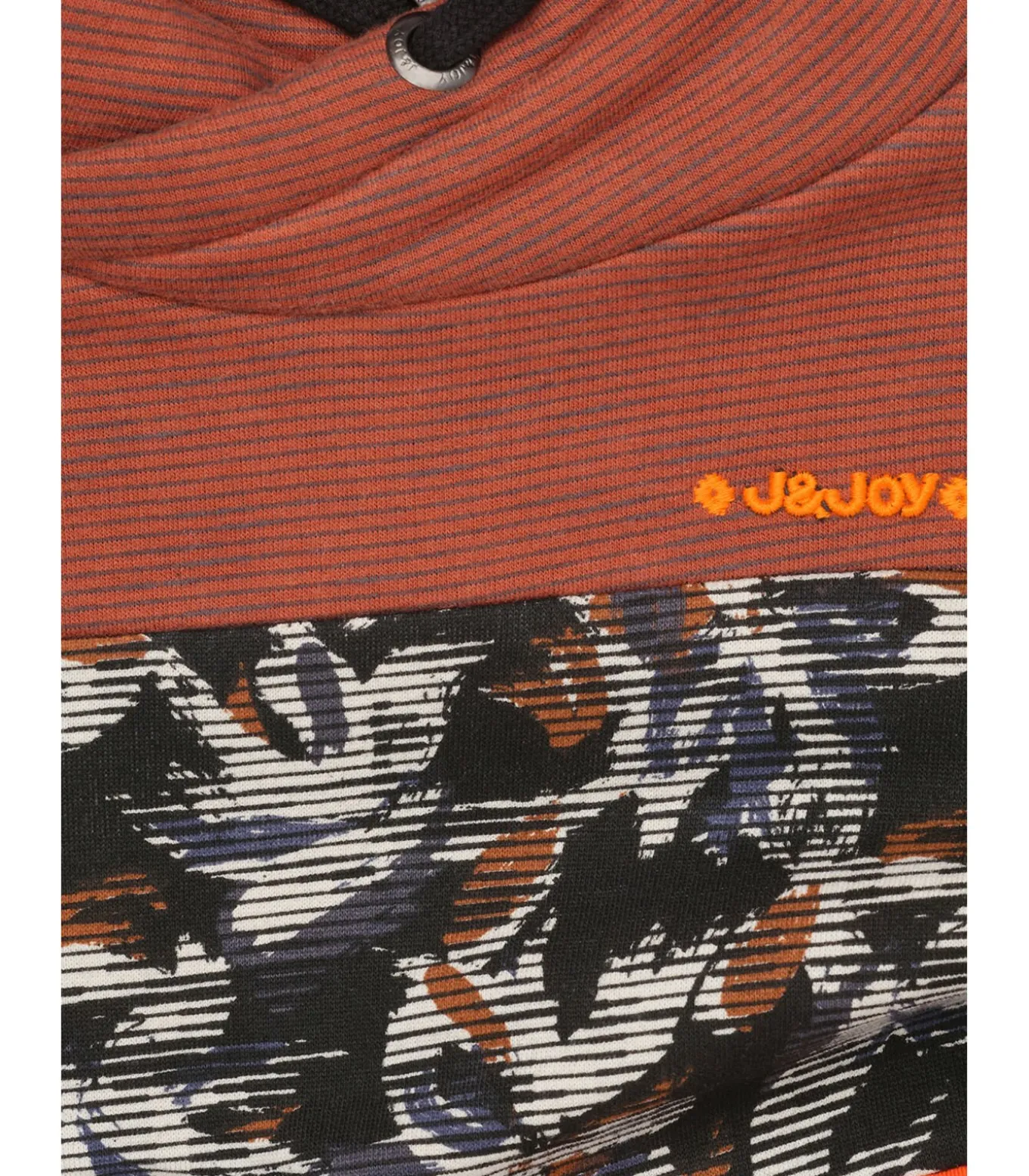 Driekleurige jongenstrui met kangoeroezak en plantenpatroon