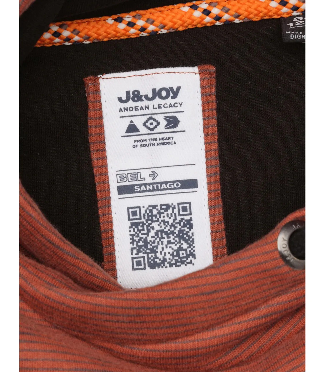 Driekleurige jongenstrui met kangoeroezak en plantenpatroon