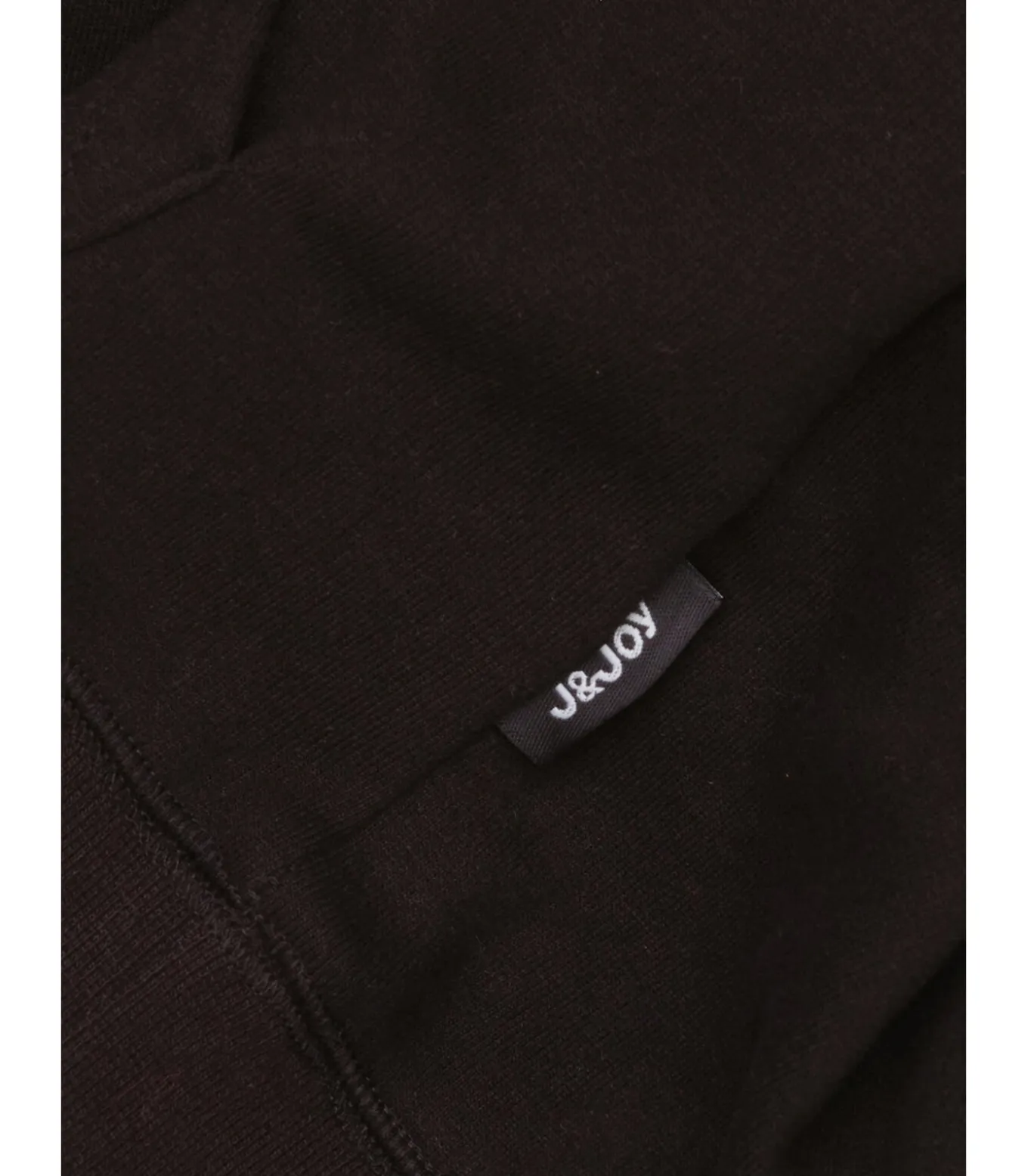 Driekleurige jongenstrui met kangoeroezak en plantenpatroon