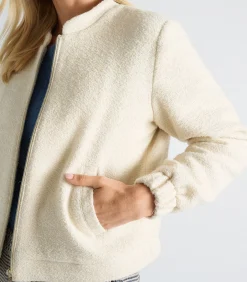 Ecru jasje in boucletstof met opstaande kraag