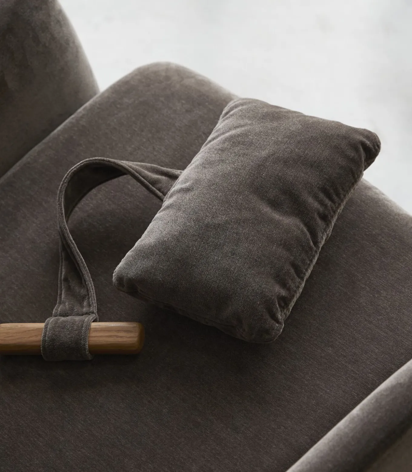 Fauteuil van massief eikenhout en grijs fluweel