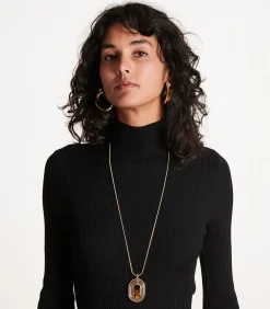 Gouden lange ketting met tweekleurige hars in goud en bruin