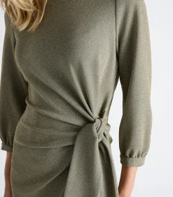 Groen kleed met lurex en knoop in de taille