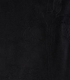 Halflange zwarte mantel met wollen borduurwerk