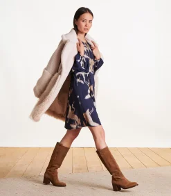 Korte getailleerde en gedrapeerde marineblauwe jurk met print