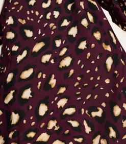 Korte jurk met knopen en bordeaux luipaardprint