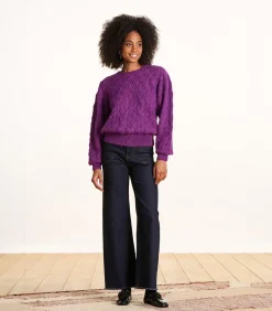 Korte paarse trui in opengewerkte stof met ronde hals