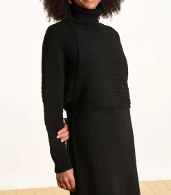 Korte zwarte jurk van gebreide stof met lange mouwen