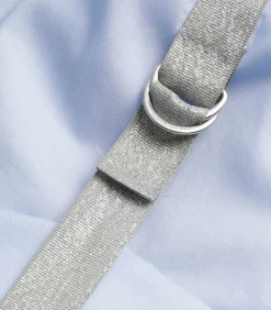 Lichtblauw hemd met zilver contrastlint op de schouders