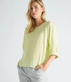 Limoen kleurig bloesje met driekwart mouw en rekker afgewerkt