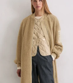 Relaxte teddyjas in blousonstijl