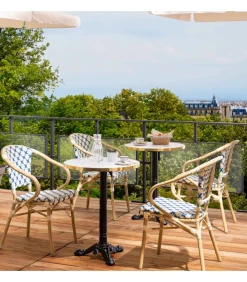 Set van wit marmeren terrastafel en 2 blauwe stoelen