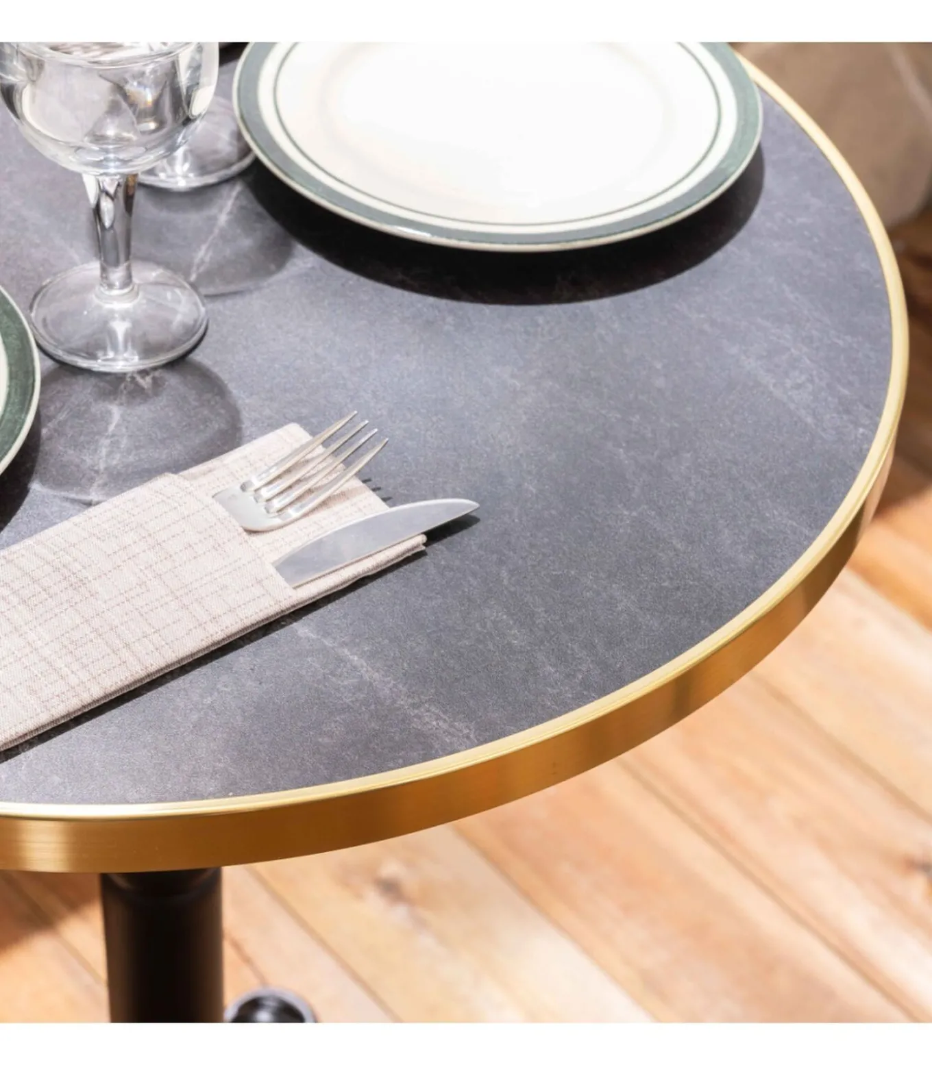 Set van zwart marmeren terrastafel en 2 groene stoelen