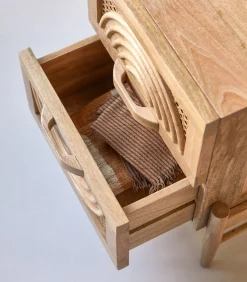 Sina - Nachtkastje van massief mangohout en rotan