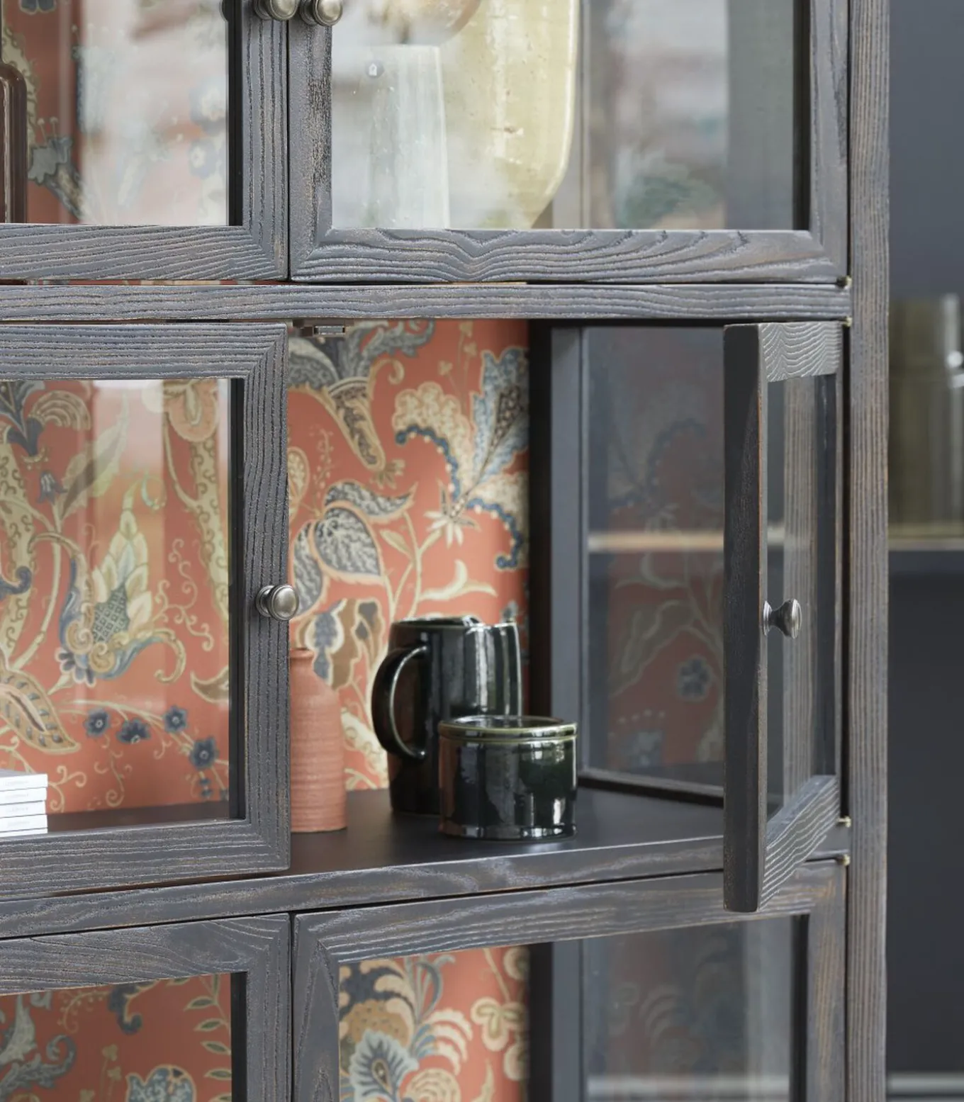 Tana - Vitrinekast van iepenhout