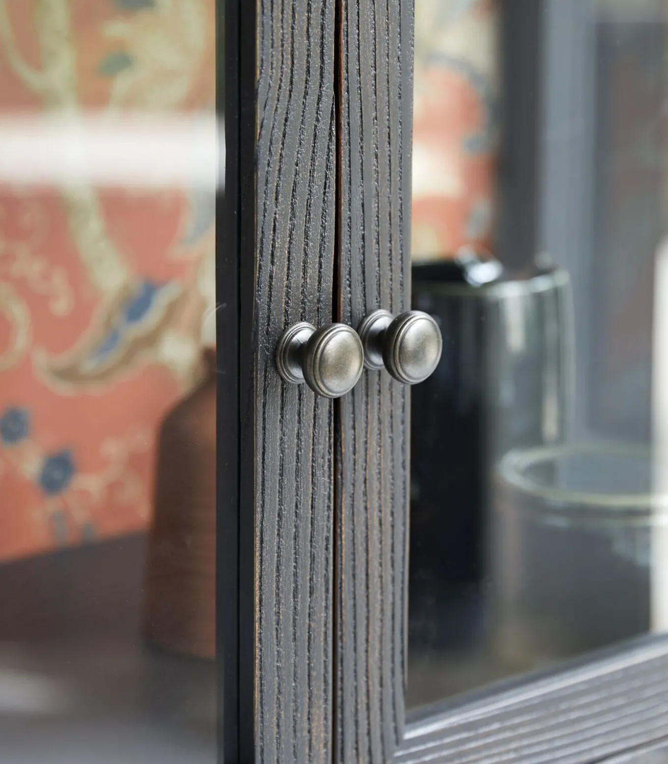 Tana - Vitrinekast van iepenhout