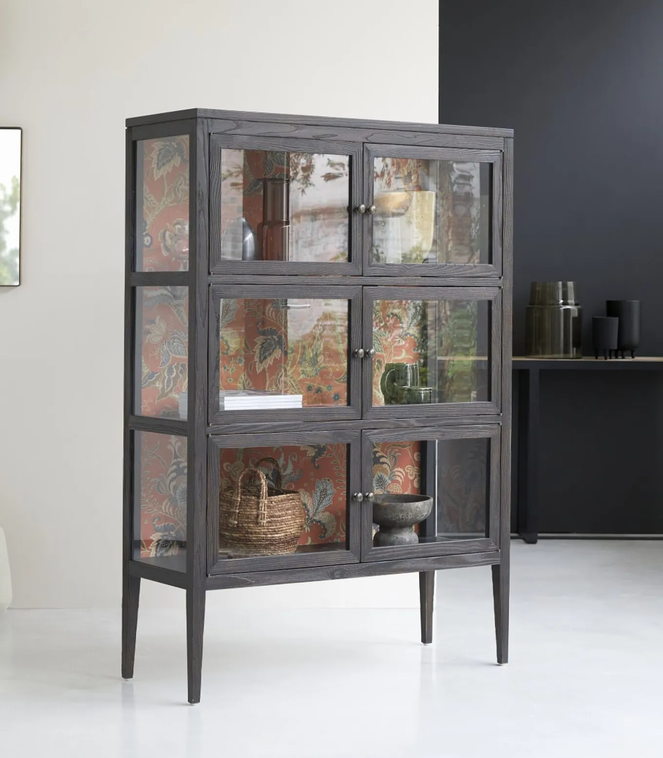 Tana - Vitrinekast van iepenhout