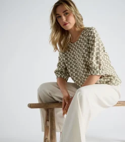 Vlot bloesje met print in olijfkleur en ecru