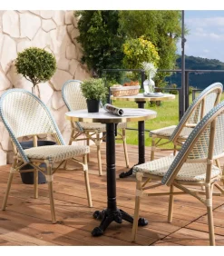 Witte marmeren liggende terrastafel van 60 cm en 2 blauwe stoelen