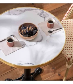 Witte marmeren terrastafel van 60 cm en 2 rode stoelen