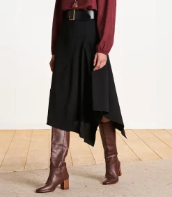 Zwarte asymmetrische rok tot halverwege de lengte