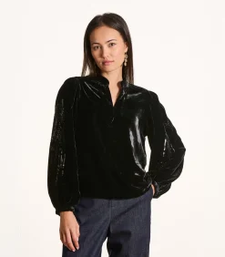 Zwarte fluwelen top met lange mouwen en borduursels